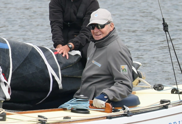 Juan Carlos navegando en su barco.