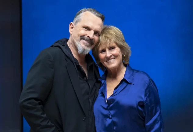 Miguel Bosé y Mercedes Milá posando juntos