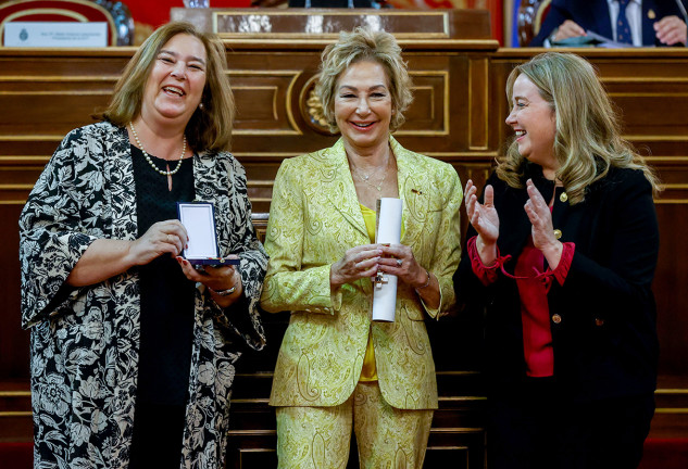 Ana Rosa posando sonriente junto a otras dos mujeres tras recoger el premio.