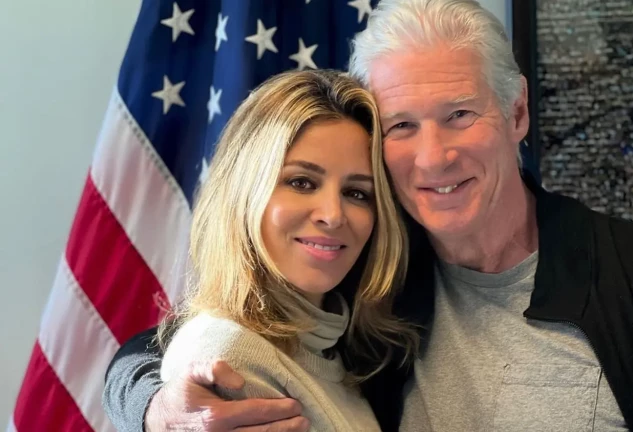 Alejandra Silva y Richard Gere posando juntos.