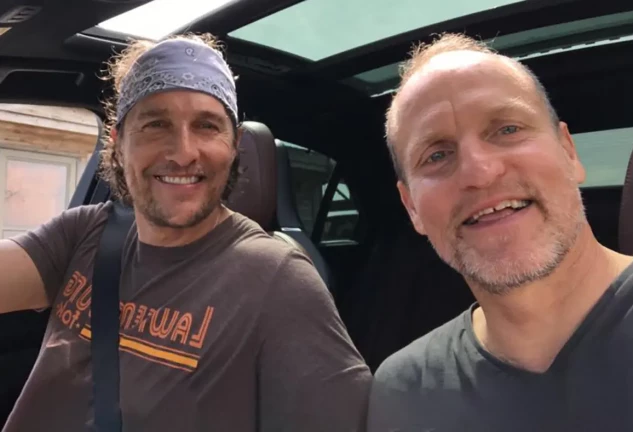 Matthew McConaughey y Woody Harrelson posando juntos