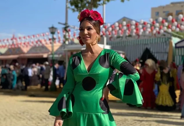 Raquel Bollo con vestido de lunares verde en la Feria de Sevilla de 2022.