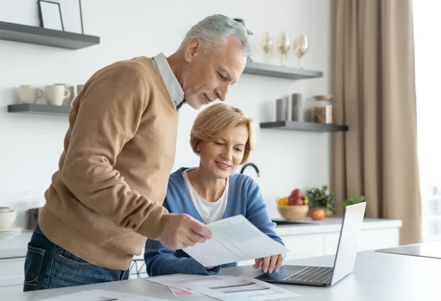 Pareja de personas haciendo la declaración de la renta