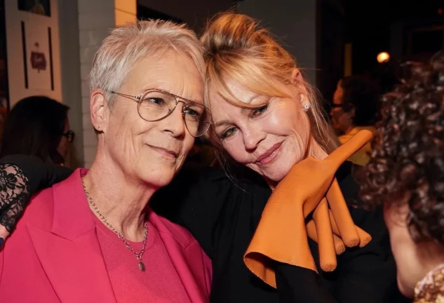 Melanie Griffith y Jamie Lee Curtis, abrazadas.