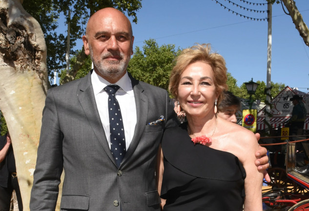 Ana Rosa Quintana con su pareja en la Feria de Abril