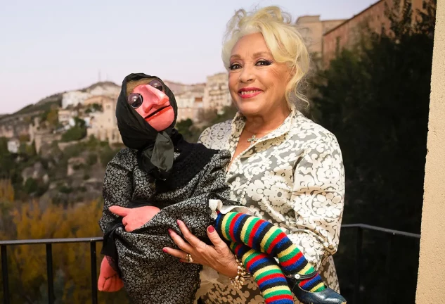 Mari Carmen con el muñeco de Doña Rogelia en brazos