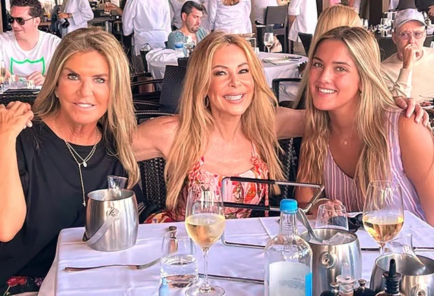 Ana Obregón comiendo con unas amigas en Miami