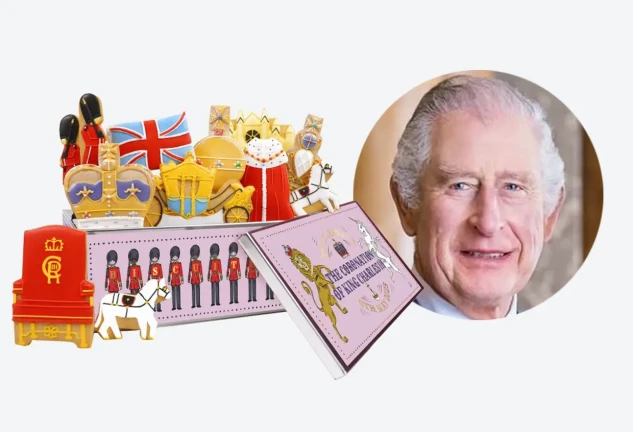 Carlos de Inglaterra y una caja de galletas conmemorativas del día de su coronación.