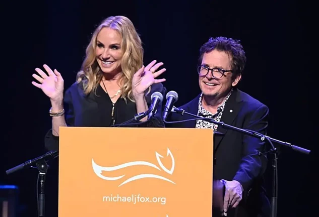 Michael J. Fox con su mujer dando una conferencia de su fundación