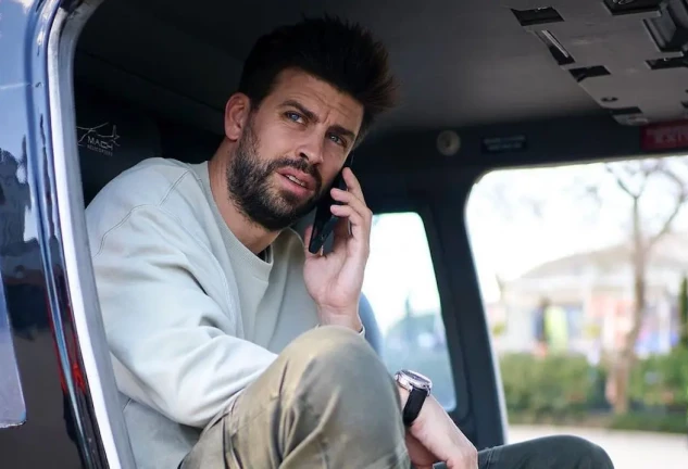 Gerard Piqué hablando por teléfono subido a un helicóptero