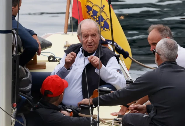 Juan Carlos I en un barco rodeado de asistentes y amigos