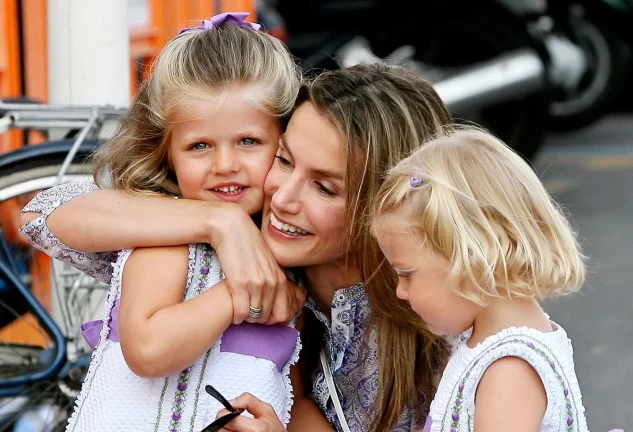 La reina Letizia abrazando a sus hijas cuando eran pequeñas.