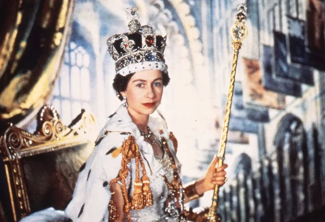 Isabel II el día de su coronación como reina de Inglaterra