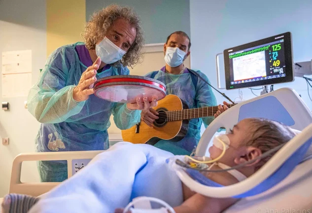 Musicoterapeutas tocando para un niño ingresado en el hospital