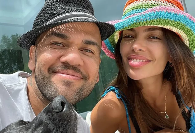 Dani Alves con su mujer.