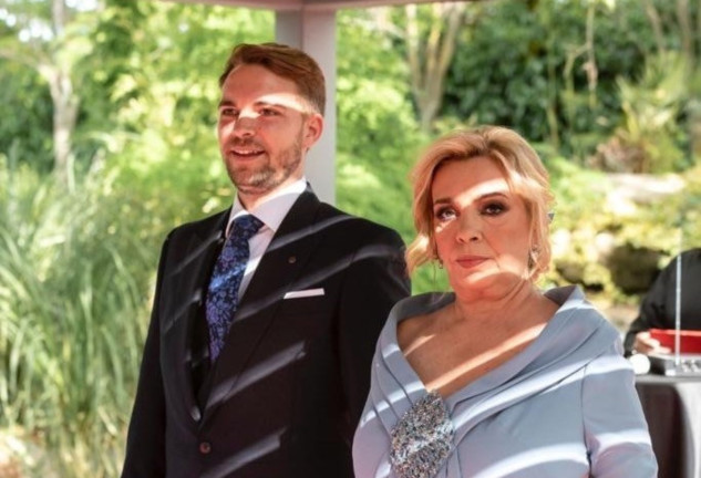 Carmen Borrego y su hijo, José María Almoguera, en la boda de este.