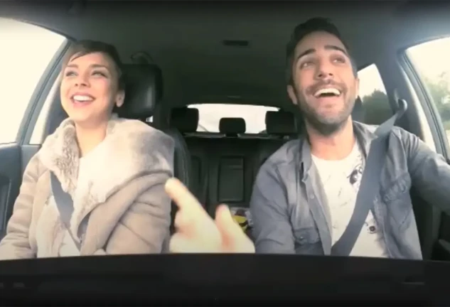 Chenoa y Roberto Leal cantando en el coche.