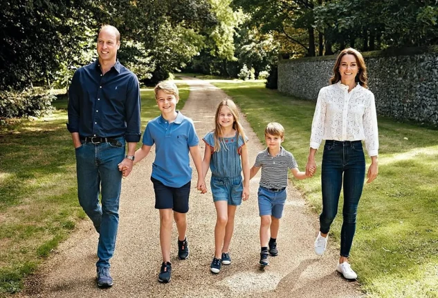 El príncipe Guillermo de Inglaterra y Kate Middleton paseando con sus hijos.