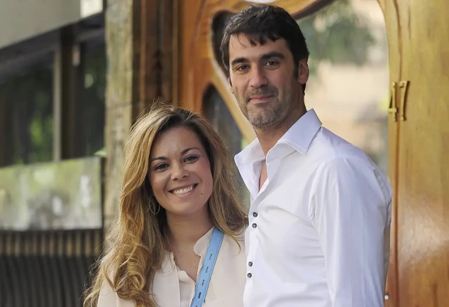 Maria José Campanario y Jesulín posando delante de su casa