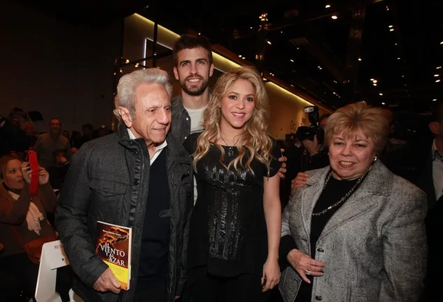 Shakira en una imagen con sus padres y Piqué.