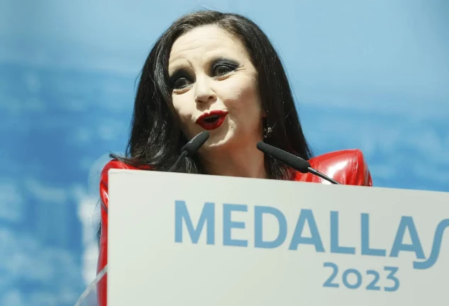 Alaska recibiendo la medalla de oro de Madrid.