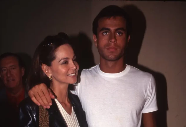 Enrique Iglesias e Isabel Preysler en una imagen juntos en 2001