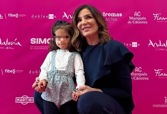Raquel Bollo y su nieta en un photocall (redes).