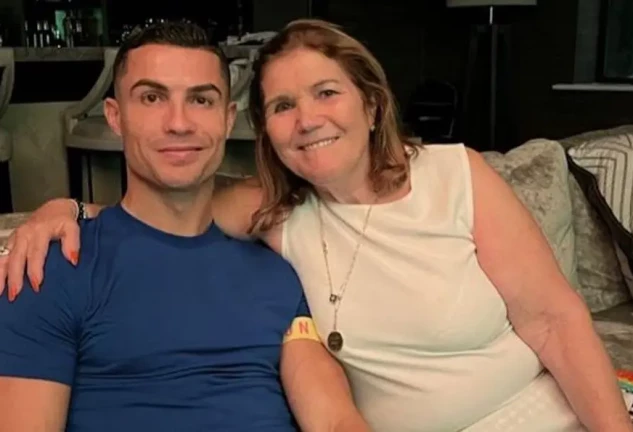 Cristiano Ronaldo en una imagen con su madre, Dolores Aveiro (redes).