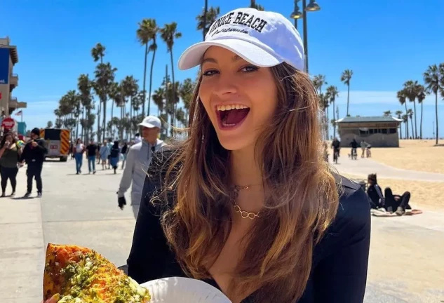 Carlota Boza con una pizza en la playa (imagen de redes).