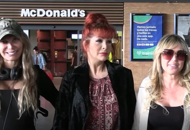 Yola Berrocal, Yurena y Malena Gracia, en la estación de Sevilla.