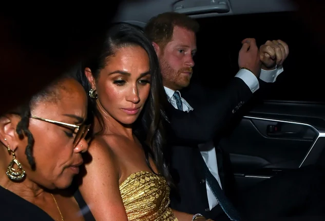 Harry y Meghan en un coche.