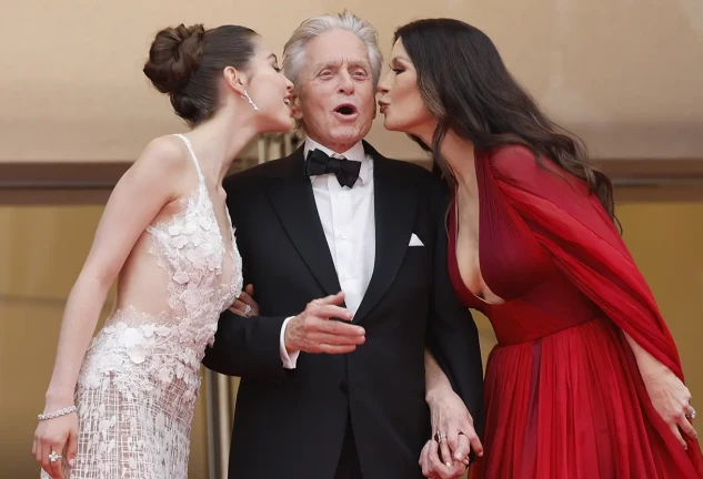 Michael Douglas y Catherine Zeta-Jones con su hija en Cannes