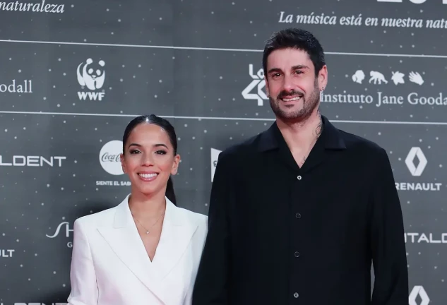 Melendi y su pareja, Julia Takanatsu en una imagen de photocall.