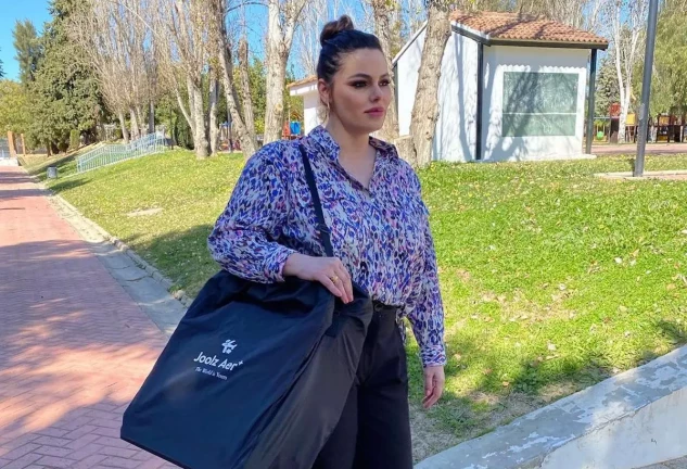 Marisa Jara en una imagen portando su carrito de bebé en una bolsa.
