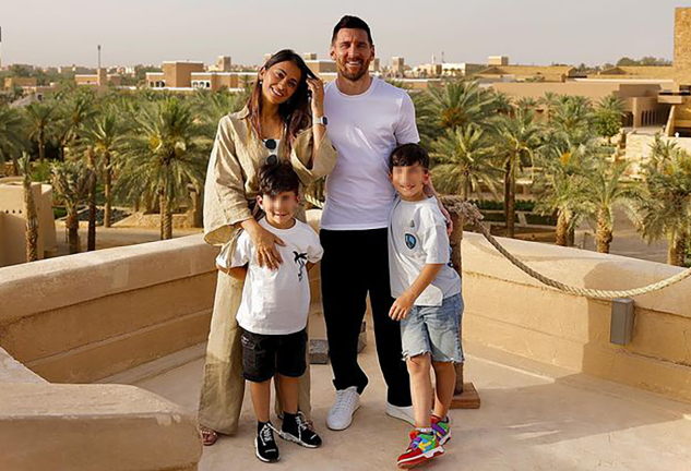 Messi y Antonela con sus hijos en Arabia Saudí.