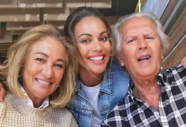 Lara Álvarez en una foto con sus padres.