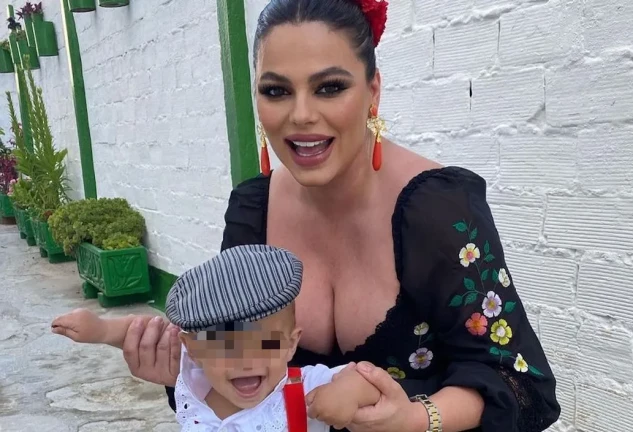 Marisa Jara en una foto con su hijo vestidos para de romería.