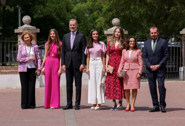 Confirmación de la infanta Sofía acompañada de los reyes, su hermana Leonor, sus abuelos maternos y la reina emérita