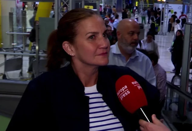 Samantha Vallejo Nágera en el aeropuerto en una imagen e EP.