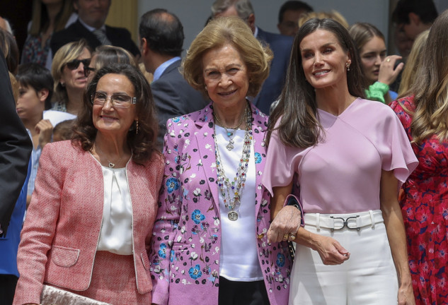 La reina Letizia junto a su madre, Paloma Rocasolano y la reina Sofía (c) a su salida de la Parroquia de la Asunción de Nuestra Señora donde este jueves la infanta Sofía ha recibido la confirmación en una ceremonia con sus compañeros del colegio. EFE/ Ballesteros