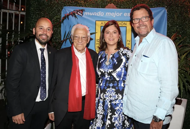 Chábeli posó muy sonriente junto a su marido y al padre Ángel