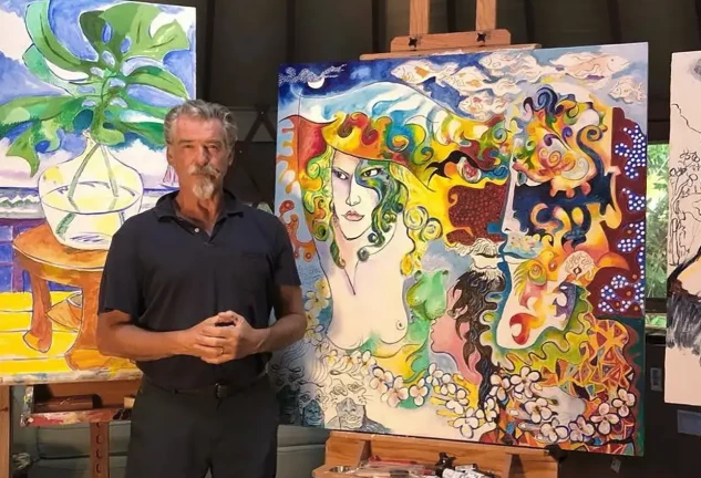 Pierce Brosnan exponiendo sus cuadros.