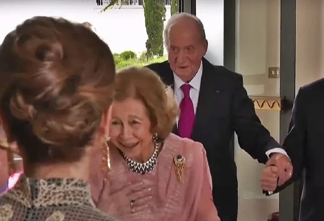 Los reyes Juan Carlos y Sofía saludan a Rania de Jordania. Foto: EP.