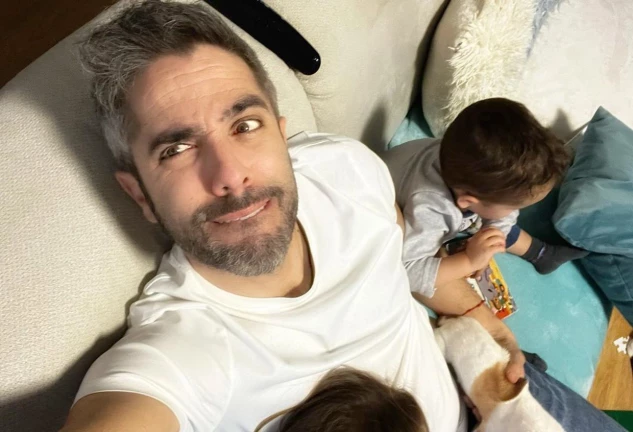 Roberto Leal con sus hijos.