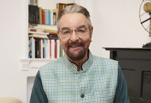 Kabir Bedi actor de Sandokán posando