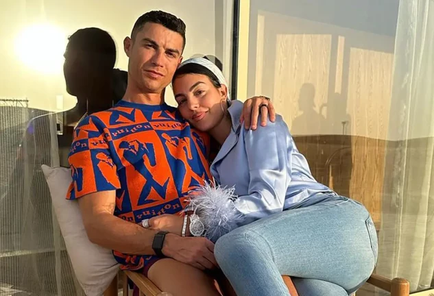 Cristiano Ronaldo y Georgina Rodríguez abrazados en una terraza.