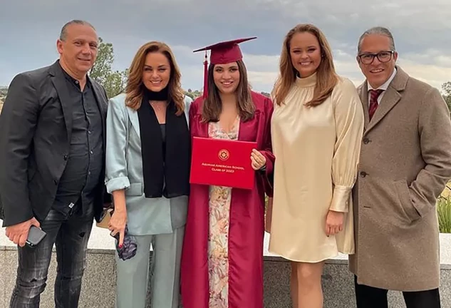 Carmen Morales y Shaila Durcal con su hija y sus respectivos maridos