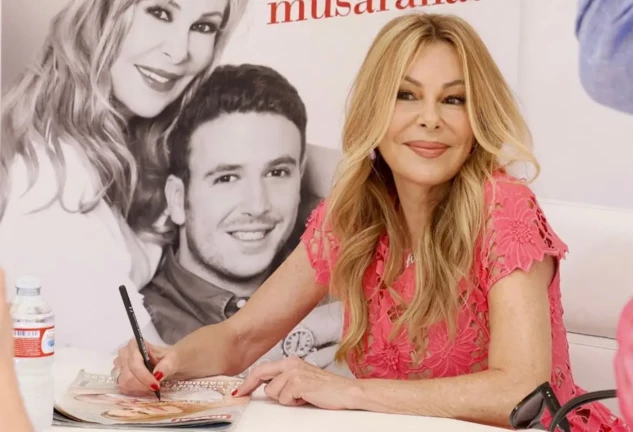 Ana Obregón firmando ejemplares de su nuevo libro.