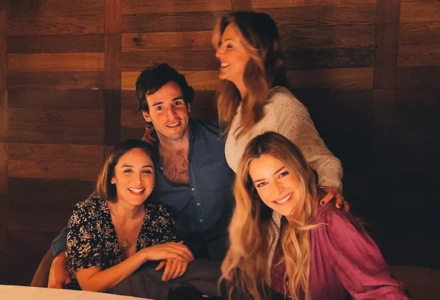 Íñigo Onieva junto a su madre, su hermana y su futura mujer.