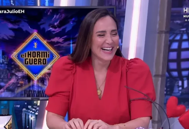 Tamara Falcó en 'El hormiguero' vestida de rojo